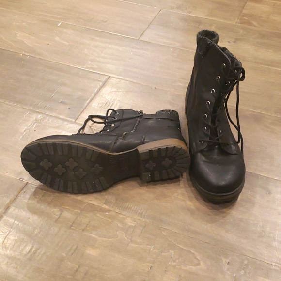 Fergalicious Leather Ankle Boots with Knit Detail - US 9 - Picture 2 of 4